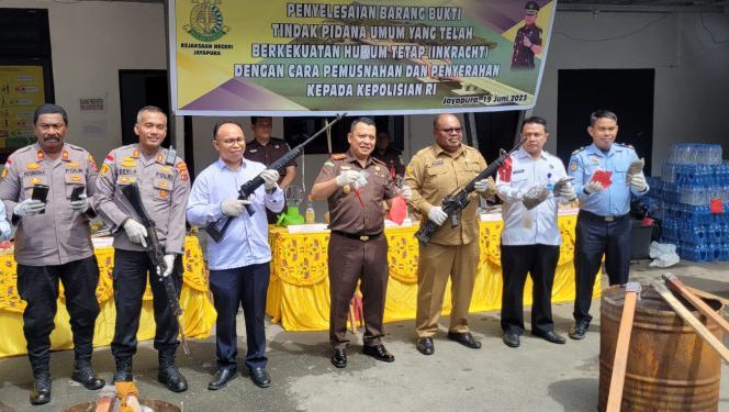 Kejari Jayapura Musnahkan Barang Bukti 300 Perkara, Ada Sabu hingga 3 Senjata M16