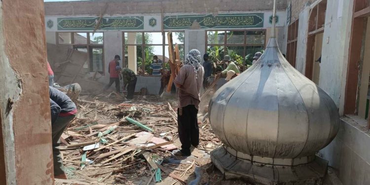 Diduga Tak Kuat Menahan Beban, Kubah Masjid di Pamijahan Ambruk