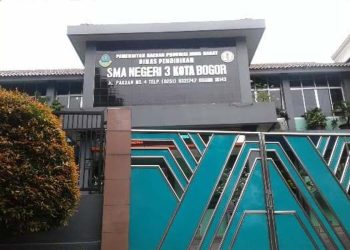 Emak-Emak Marhaenis Geruduk SMAN 3 Kota Bogor