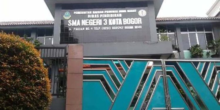 Emak-Emak Marhaenis Geruduk SMAN 3 Kota Bogor