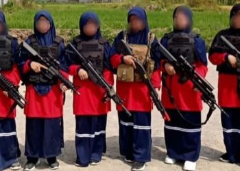 Heboh, Santriwati Menenteng Senjata Laras Panjang Saat MPLS