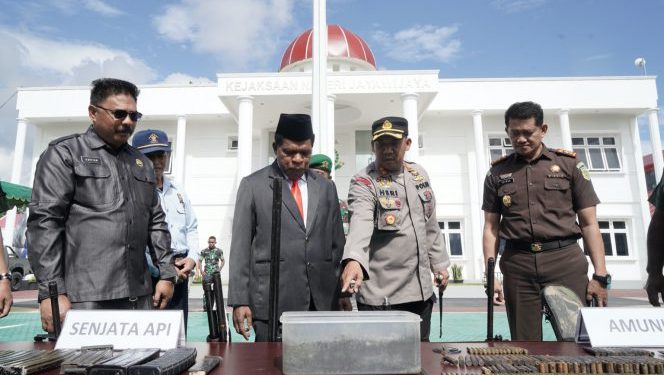 Kejari Jayawijaya Musnahkan 8 Senjata Api dan 919 Amunisi