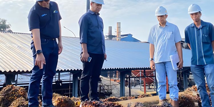 Caption : Direktur Produksi dan Pengambangan Holding Perkebunan Nusantara III Persero Mahmudi didampingi (tengah) CEO PTPN V Jatmiko Santosa (kiri) saat meninjau salah satu pabrik kelapa sawit PTPN V belum lama ini.