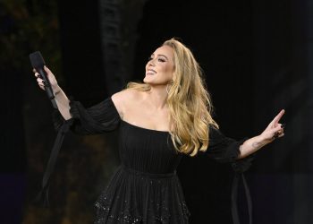 Adele Pingsan dan Alami Sakit Pinggul saat Konser di Las Vegas