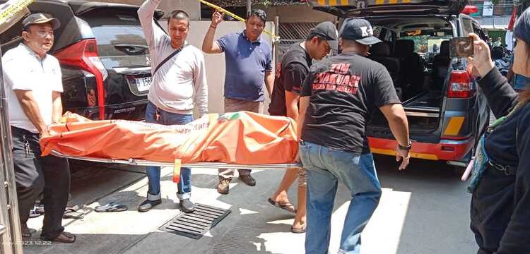 Terkena Sabetan Senjata Tajam, Ibu Tewas, Bapak dan anak Luka Parah di Depok
