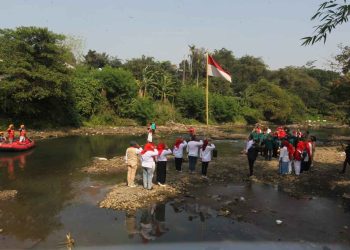 Warga Bantaran Ciliwung Upacara HUT RI ke-78 di Tengah Sungai