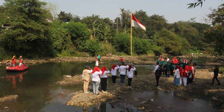 Warga Bantaran Ciliwung Upacara HUT RI ke-78 di Tengah Sungai