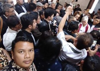 Puluhan Lawyer ketika mengiring Advokat Kamarudin Simanjuntak sebagai tersangka ke kantor polisi (ist)
