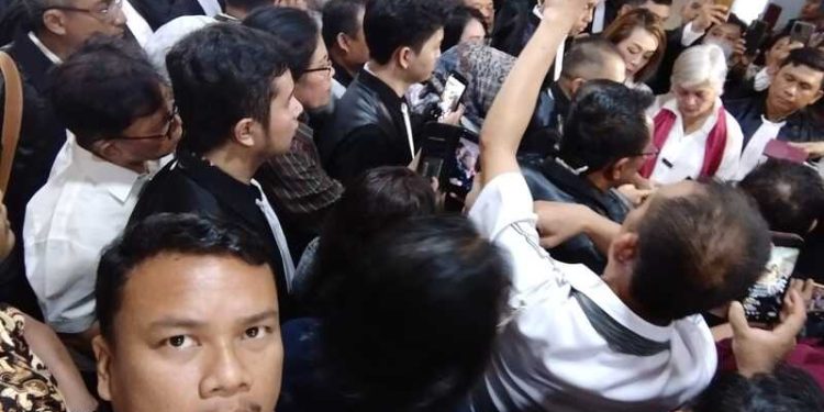 Puluhan Lawyer ketika mengiring Advokat Kamarudin Simanjuntak sebagai tersangka ke kantor polisi (ist)