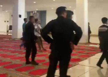 Jadi Viral, Brimob Divideokan Masuk Masjid Pakai Sepatu, Pengelola: Itu Bukan Tempat Salat