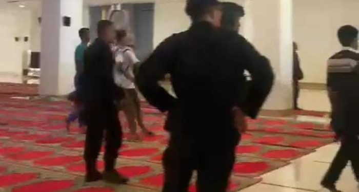 Jadi Viral, Brimob Divideokan Masuk Masjid Pakai Sepatu, Pengelola: Itu Bukan Tempat Salat