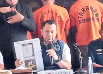 Kasubdit I Dittipidnarkoba Bareskrim Polri Kombes Calvin Jean Simanjuntak memperlihatkan peta modus yang digunakan tersangka
