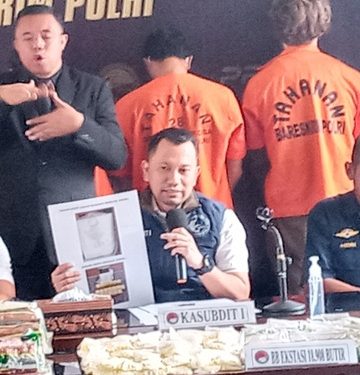 Kasubdit I Dittipidnarkoba Bareskrim Polri Kombes Calvin Jean Simanjuntak memperlihatkan peta modus yang digunakan tersangka