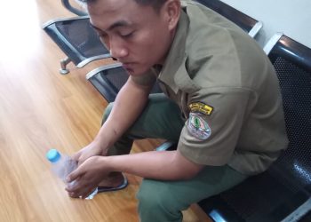 Karyawan honor di Kementerian Lingkungan Hidup Dan Kehutanan (KLHK) dihipnotis tiga bandit berboncengan sepeda motor di Jalan Paseban, Senen, Jakarta Pusat, Senin (11/9) siang. Motor Honda PCX raib dibawa kabur. Kiki Suryadi, 29, warga Pulogadung, Jakarta Timur, begitu kejadian segera melapor ke Polsek Senen. Oleh petugas korban segera dimintai keterangan sedang pelaku masih dalam pengejaran. Menurut korban kejadian sekitar pukul 11:30, ketika itu ia baru makan siang di lokasi kejadian. Begitu hendak mau balik ke kantor di Jalan Salemba tiba-tiba dipepet tiga pelaku yang berboncengan. Karena takut akan dikeroyok, pria honorer ini segera menepi di pinggir jalan dan pelaku langsung turun dari motor Beat yang mereka pakai. Salah satu turun dan kemudian menyalami si korban. Namun salah satu pelaku sempat menghipnotis korbam hingga karyawan honorer itu takut dan linglung sesaat. Ketika itu pelaku merampas motor korban yang masih dipegang. Tiga pelaku langsung kabur dengan membawa motpr si korban yang baru tiga bulan dibeli. Namun korban yang sempat menguber dengan ojek lain namun tidak berhasil. “Motor milik tetangga pak saya pinjam,” tutur Kiki di kantor polisi. Sementara Kanit Reskrim Polsej Senen Iptu Asep, segera menyebarkan anggotanya untuk mencari pelaku yang sudah diketahui ciri-cirinya.