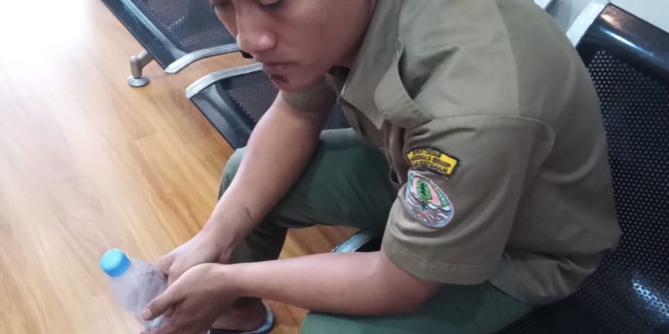 Karyawan honor di Kementerian Lingkungan Hidup Dan Kehutanan (KLHK) dihipnotis tiga bandit berboncengan sepeda motor di Jalan Paseban, Senen, Jakarta Pusat, Senin (11/9) siang. Motor Honda PCX raib dibawa kabur. Kiki Suryadi, 29, warga Pulogadung, Jakarta Timur, begitu kejadian segera melapor ke Polsek Senen. Oleh petugas korban segera dimintai keterangan sedang pelaku masih dalam pengejaran. Menurut korban kejadian sekitar pukul 11:30, ketika itu ia baru makan siang di lokasi kejadian. Begitu hendak mau balik ke kantor di Jalan Salemba tiba-tiba dipepet tiga pelaku yang berboncengan. Karena takut akan dikeroyok, pria honorer ini segera menepi di pinggir jalan dan pelaku langsung turun dari motor Beat yang mereka pakai. Salah satu turun dan kemudian menyalami si korban. Namun salah satu pelaku sempat menghipnotis korbam hingga karyawan honorer itu takut dan linglung sesaat. Ketika itu pelaku merampas motor korban yang masih dipegang. Tiga pelaku langsung kabur dengan membawa motpr si korban yang baru tiga bulan dibeli. Namun korban yang sempat menguber dengan ojek lain namun tidak berhasil. “Motor milik tetangga pak saya pinjam,” tutur Kiki di kantor polisi. Sementara Kanit Reskrim Polsej Senen Iptu Asep, segera menyebarkan anggotanya untuk mencari pelaku yang sudah diketahui ciri-cirinya.
