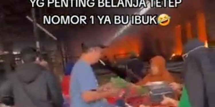 Ibu-Ibu Belanja Saat Kebakaran Pasar Leuwiliang Viral di Sosmed, Warganet: Dapur Ibu Juga Harus Ngebul